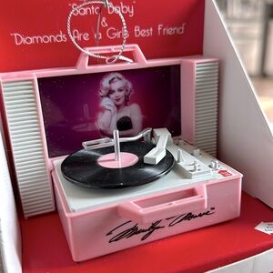 Marilyn Monroe record player ornament